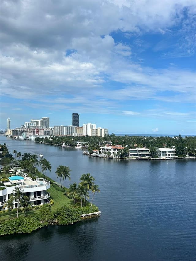 20515 E Country Club Drive 1042, Aventura, FL 33180