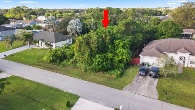 2220 SE Glover Street, Port St. Lucie, FL 34984
