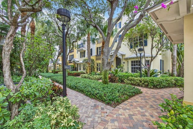 316 N Bromeliad, sold in Magnolia Court, West Palm Beach, FL