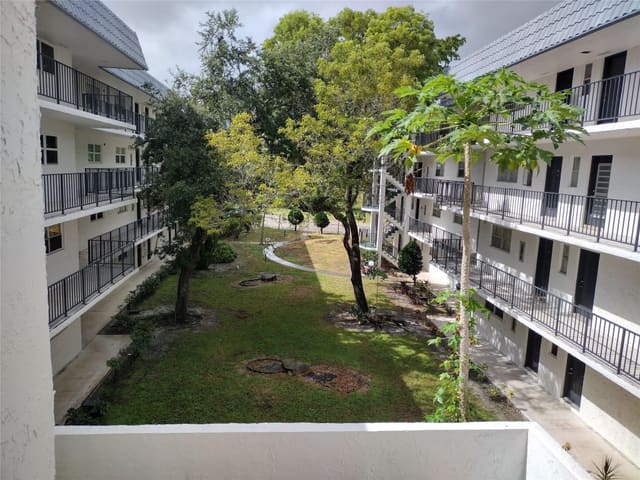3360 Spanish Moss Terrace 307, sold in Lakes Of Inverrary, Lauderhill, FL