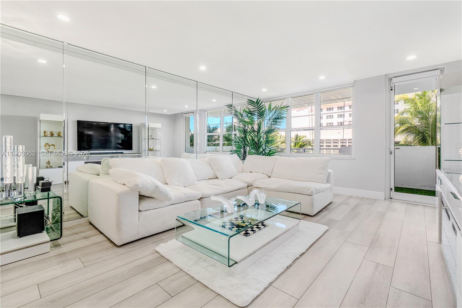 100 Lincoln Road 323 — photo 2