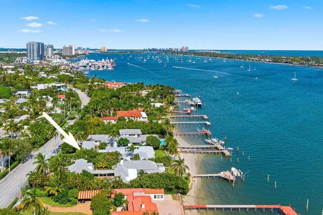 3208 N Flagler Drive, sold in North Shore Terrace 3, West Palm Beach, FL