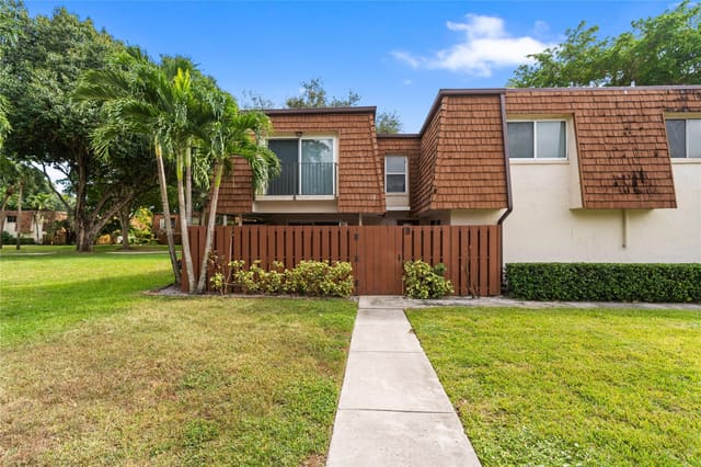 2061 SW 90th Avenue B-17, sold in Woodvale, Davie, FL