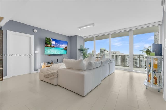 200 Biscayne Boulevard Way 3907, Miami, FL 33131