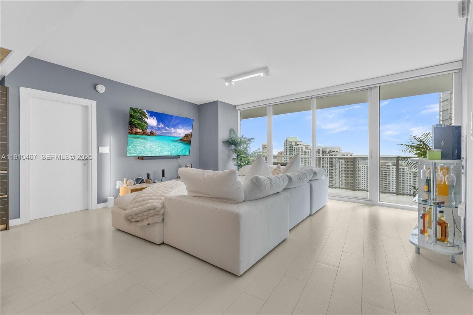200 Biscayne Boulevard Way 3907, Miami, FL 33131