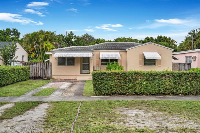 17 N Melrose Drive, sold in Rev Pl Of Country Club Es, Miami Springs, FL