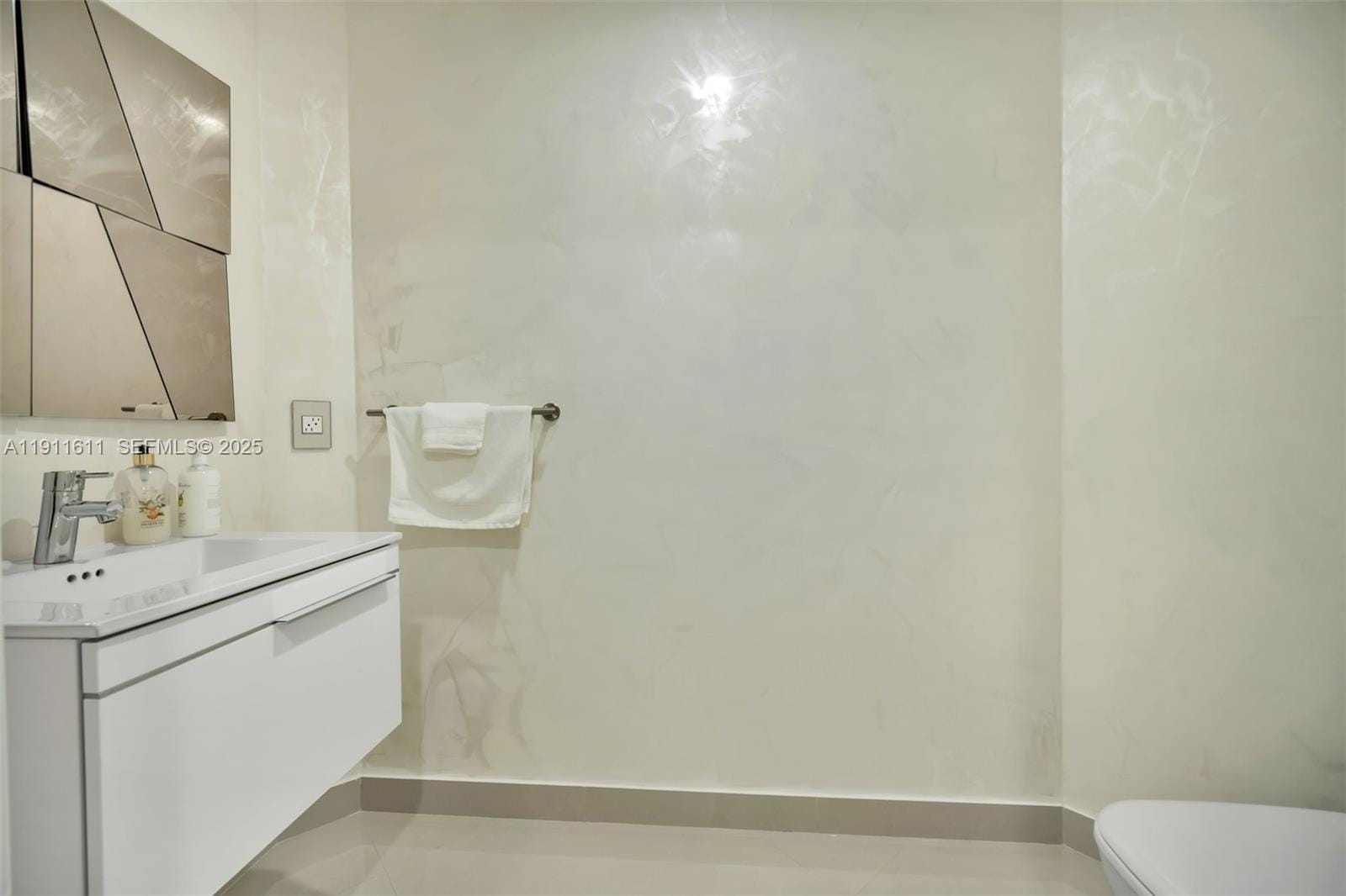 17301 Biscayne Boulevard 910, North Miami Beach, FL 33160 photo 22