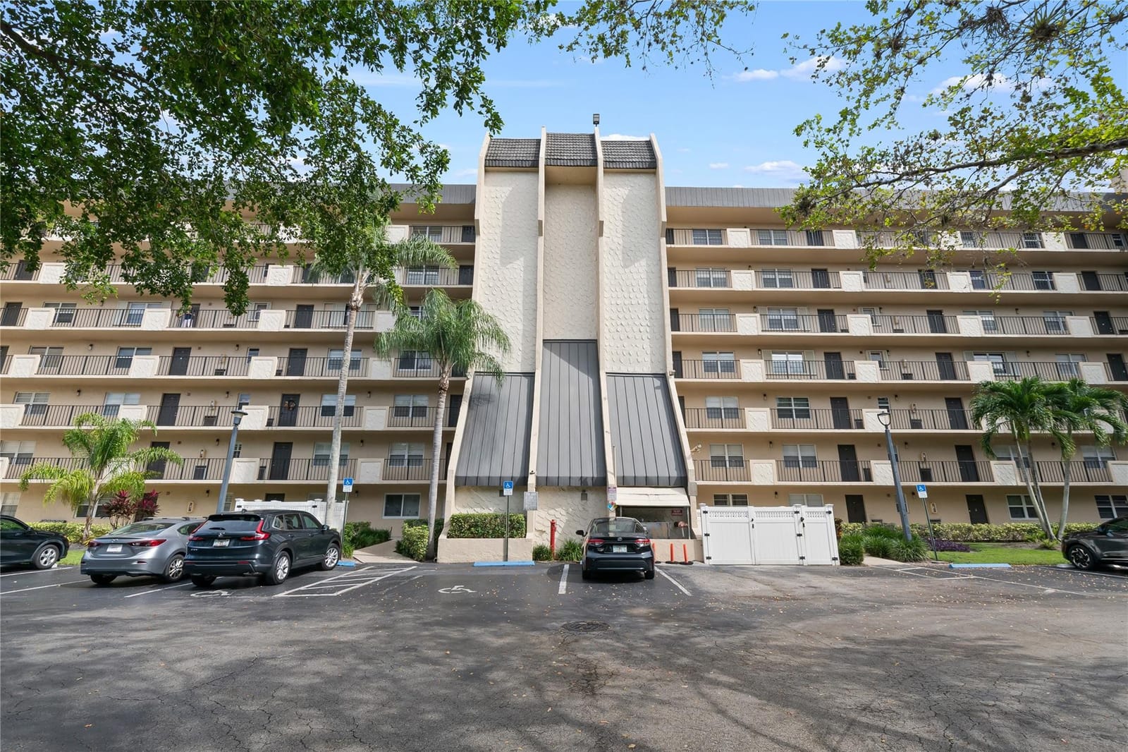 3300 W Rolling Hills Circle 610 — photo 2