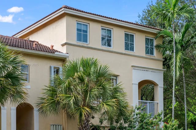 160 Jacaranda Country Club Drive 201, sold in Courtyards At Jacaranda C, Plantation, FL