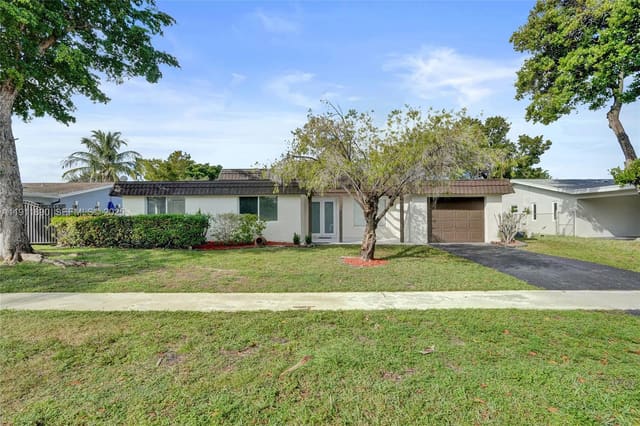 8109 NW 71st Avenue, sold in Sunflower First Add, Tamarac, FL