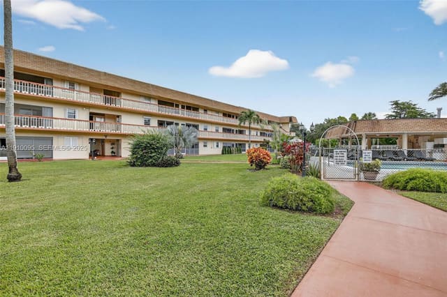 5300 Washington Street T218, sold in Beverly Hills, Hollywood, FL