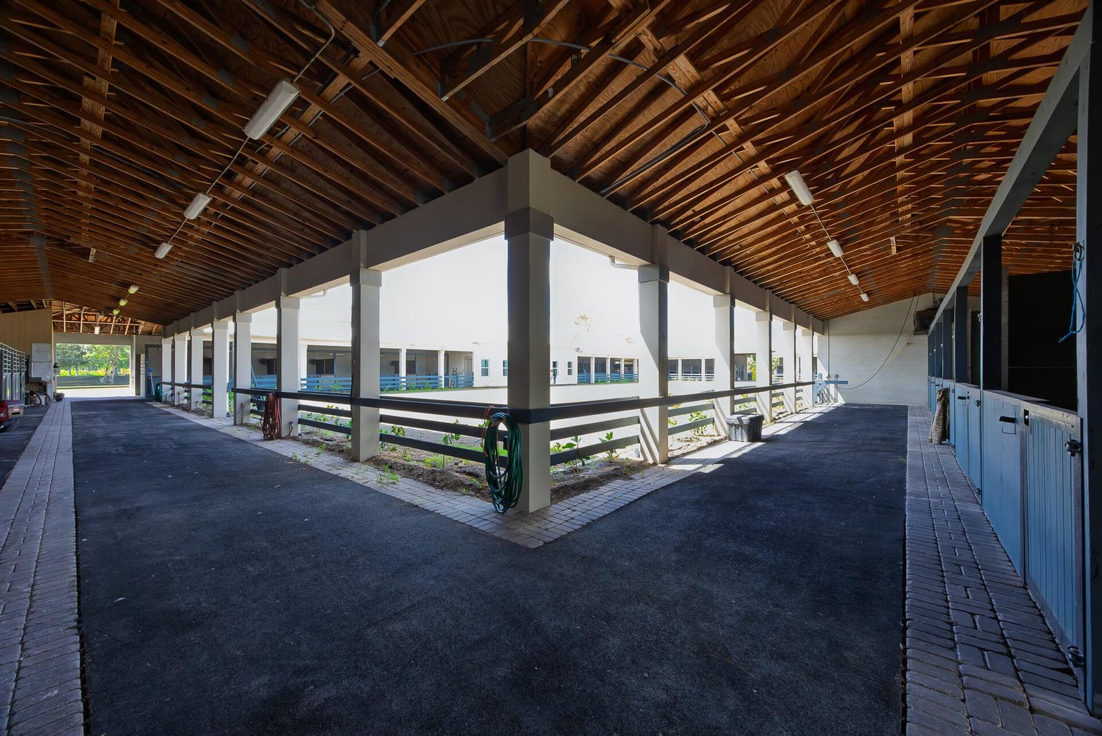 10601 Tamis Trail (stalls) — photo 11