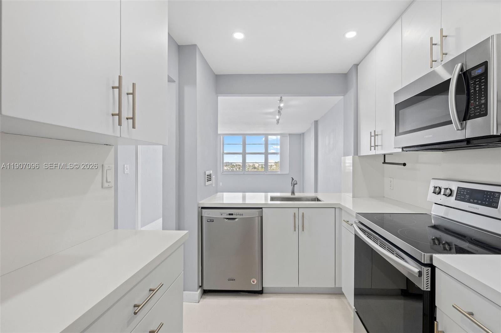 1020 Meridian Avenue 811, Miami Beach, FL 33139 photo 4