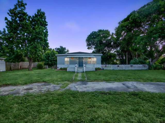 1373 W 35th Street, Riviera Beach, FL 33404