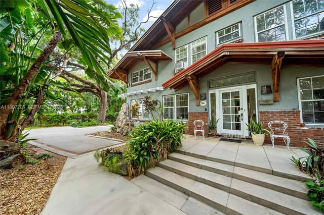 752 NW 7th St Road, Miami, FL 33136