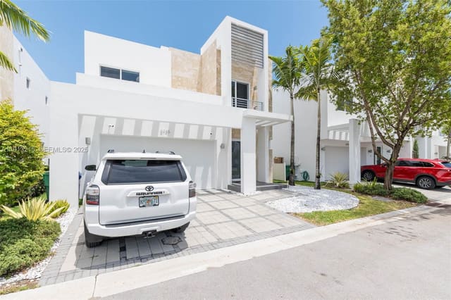 6745 NW 103rd Avenue, sold in Doral Palms South, Doral, FL