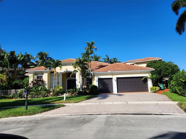 321 Windmill Palm Avenue, Plantation, FL 33324