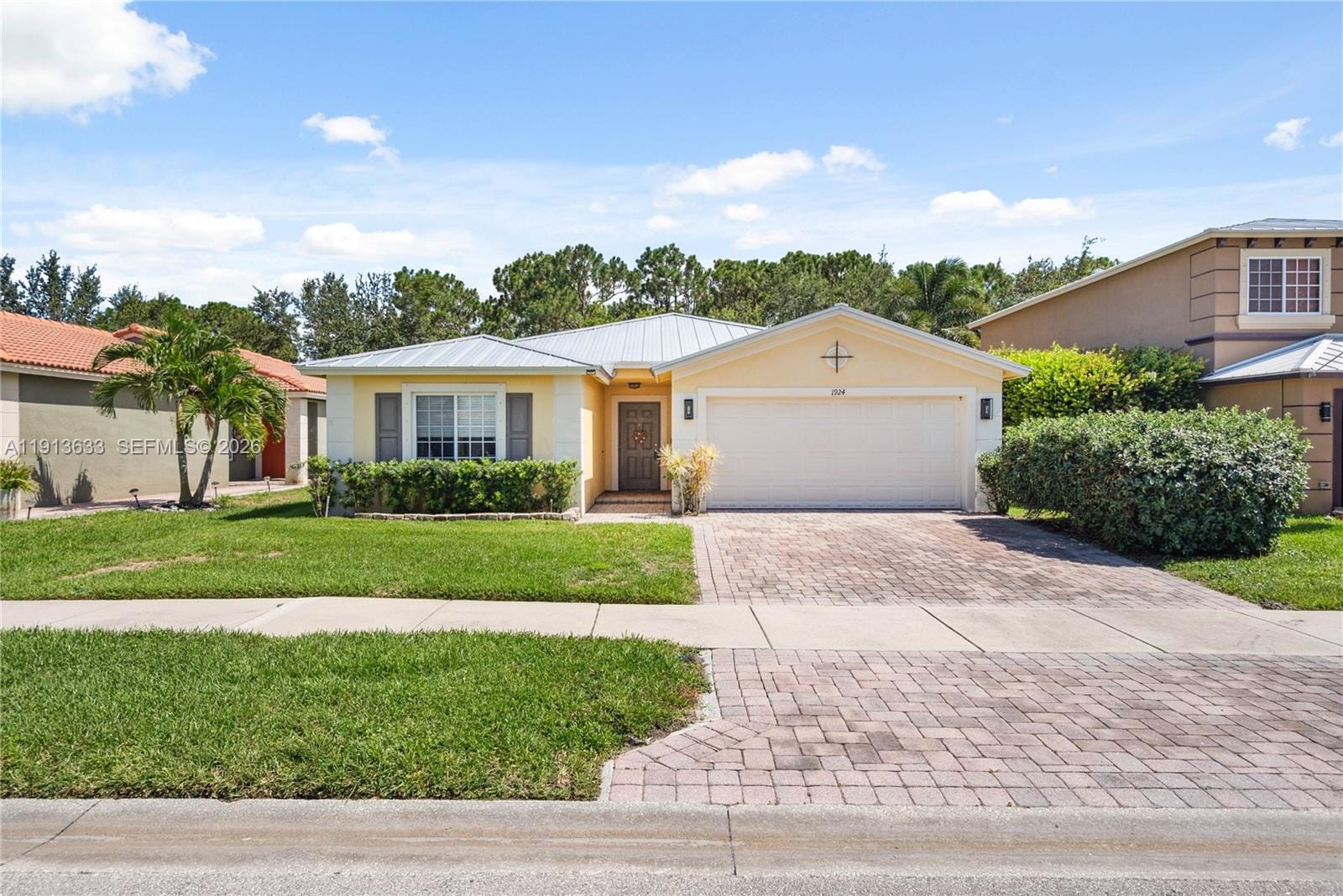 1924 SW Jamesport Drive — photo 1