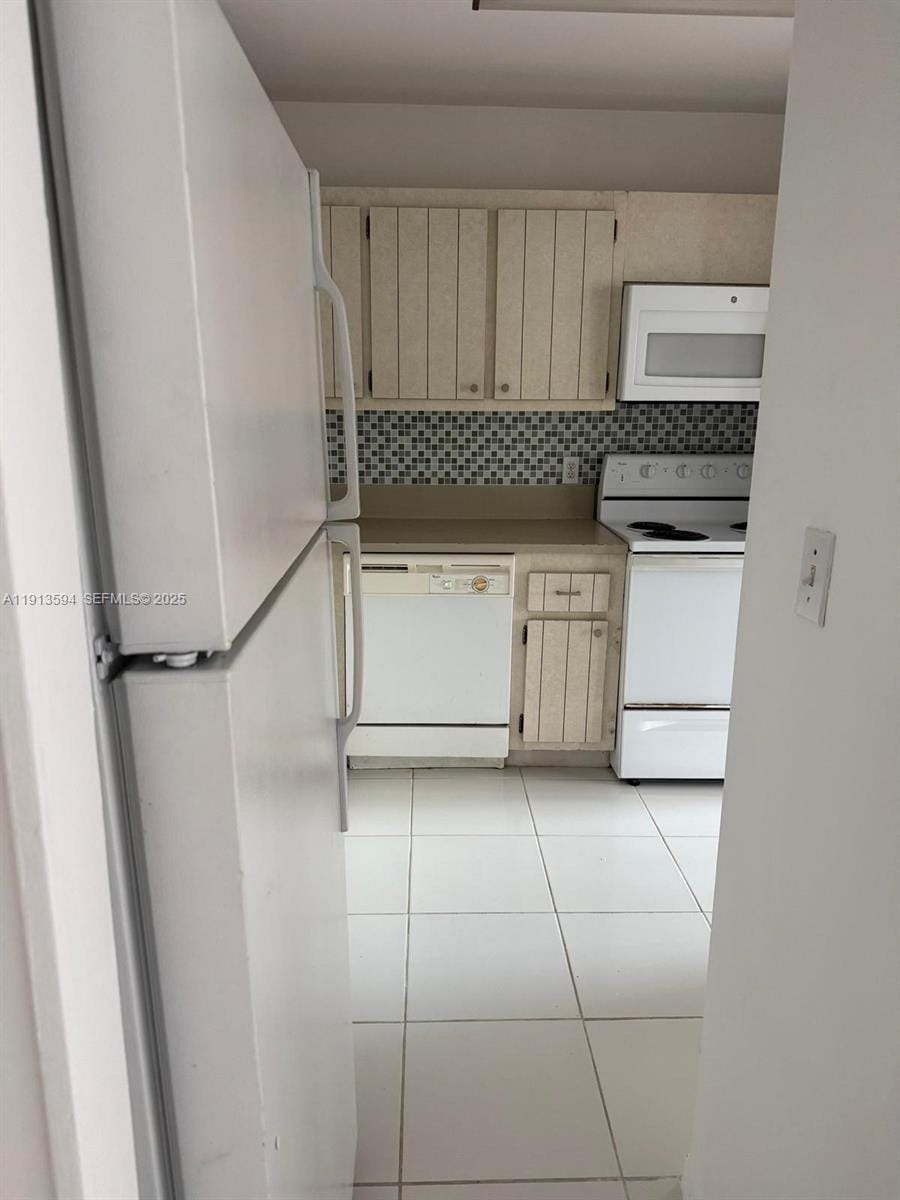 2025 NE 164th Street 406 — photo 8