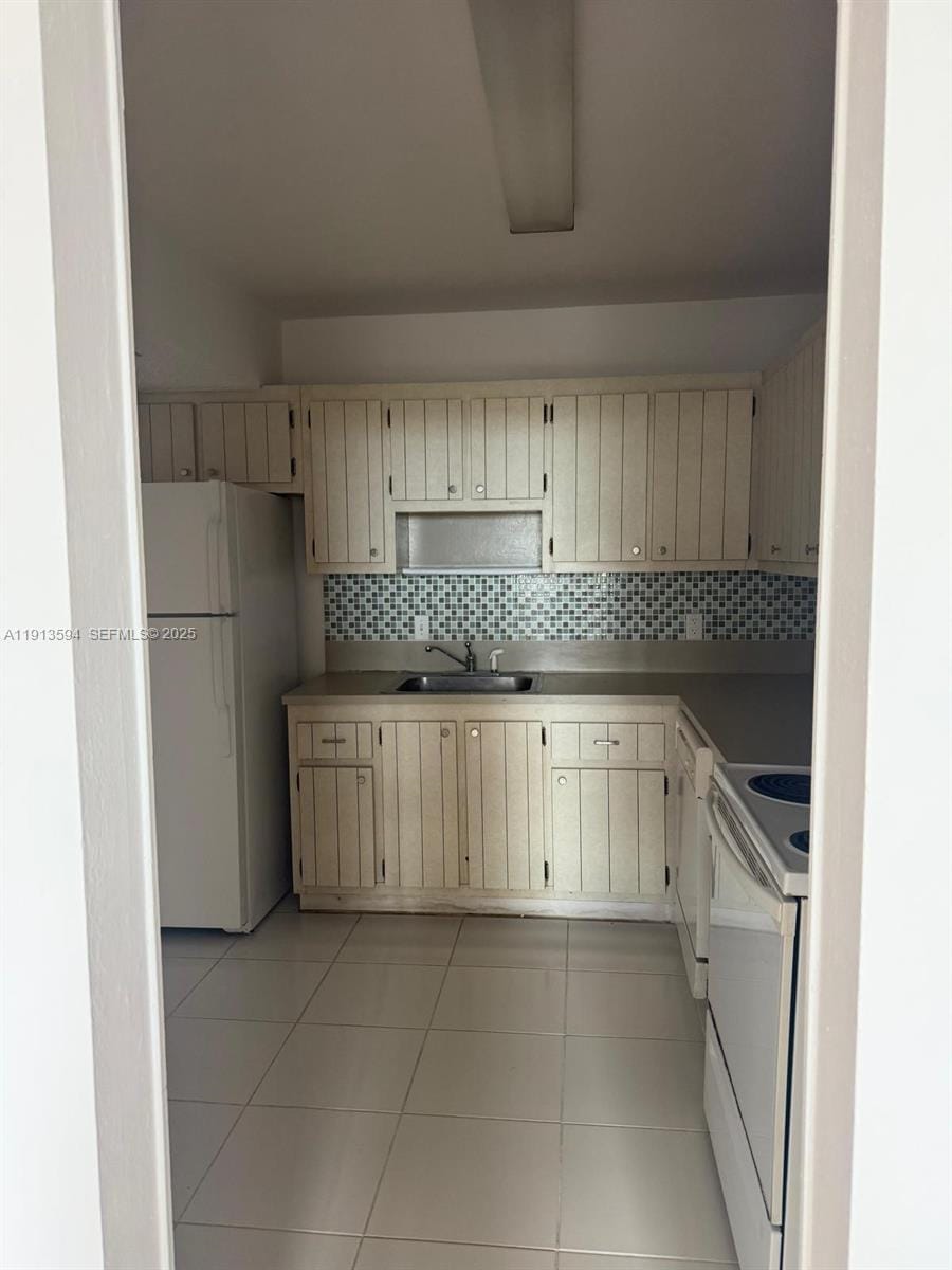 2025 NE 164th Street 406 — photo 9