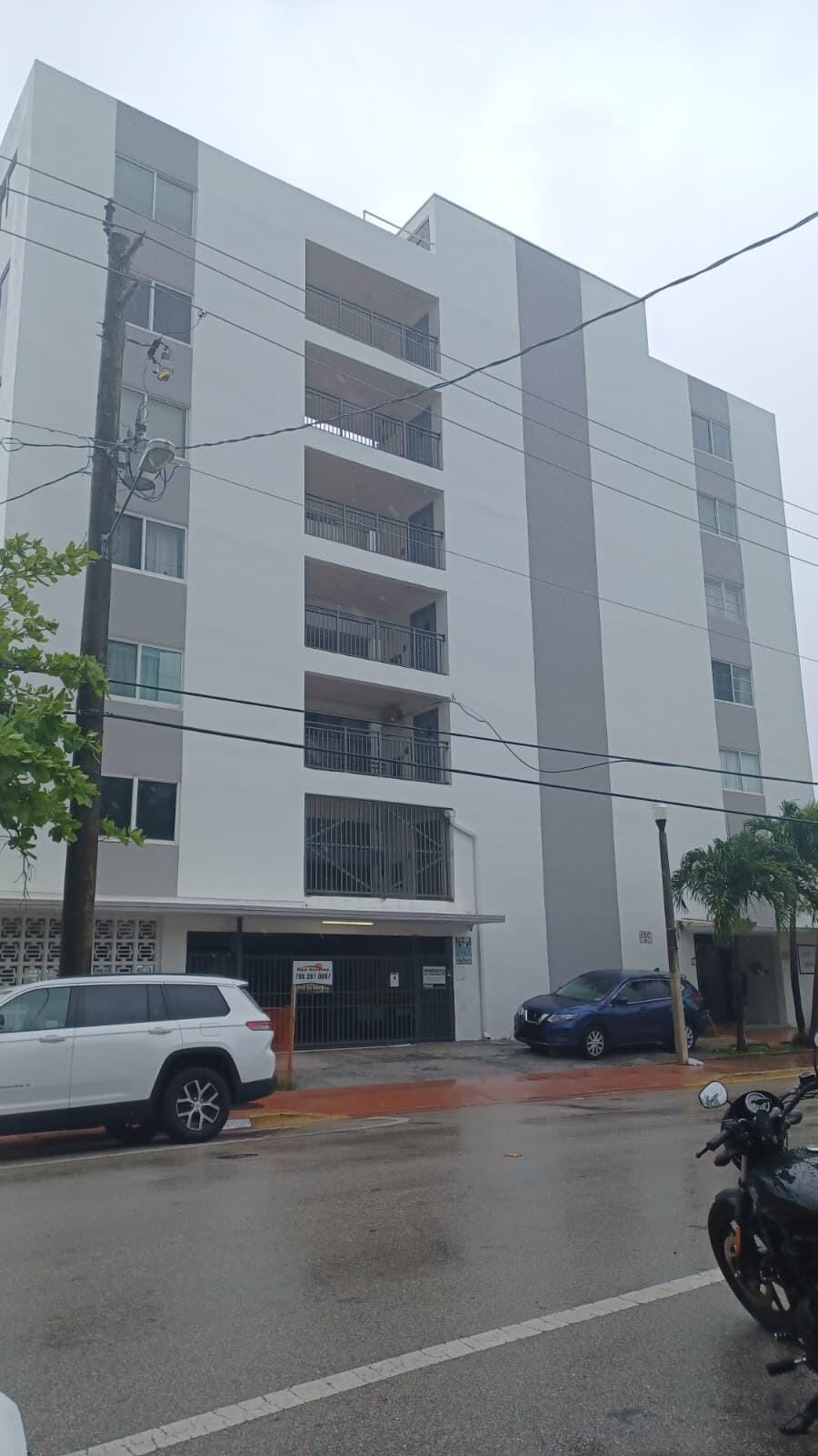 8001 N Crespi Boulevard 2c — photo 2