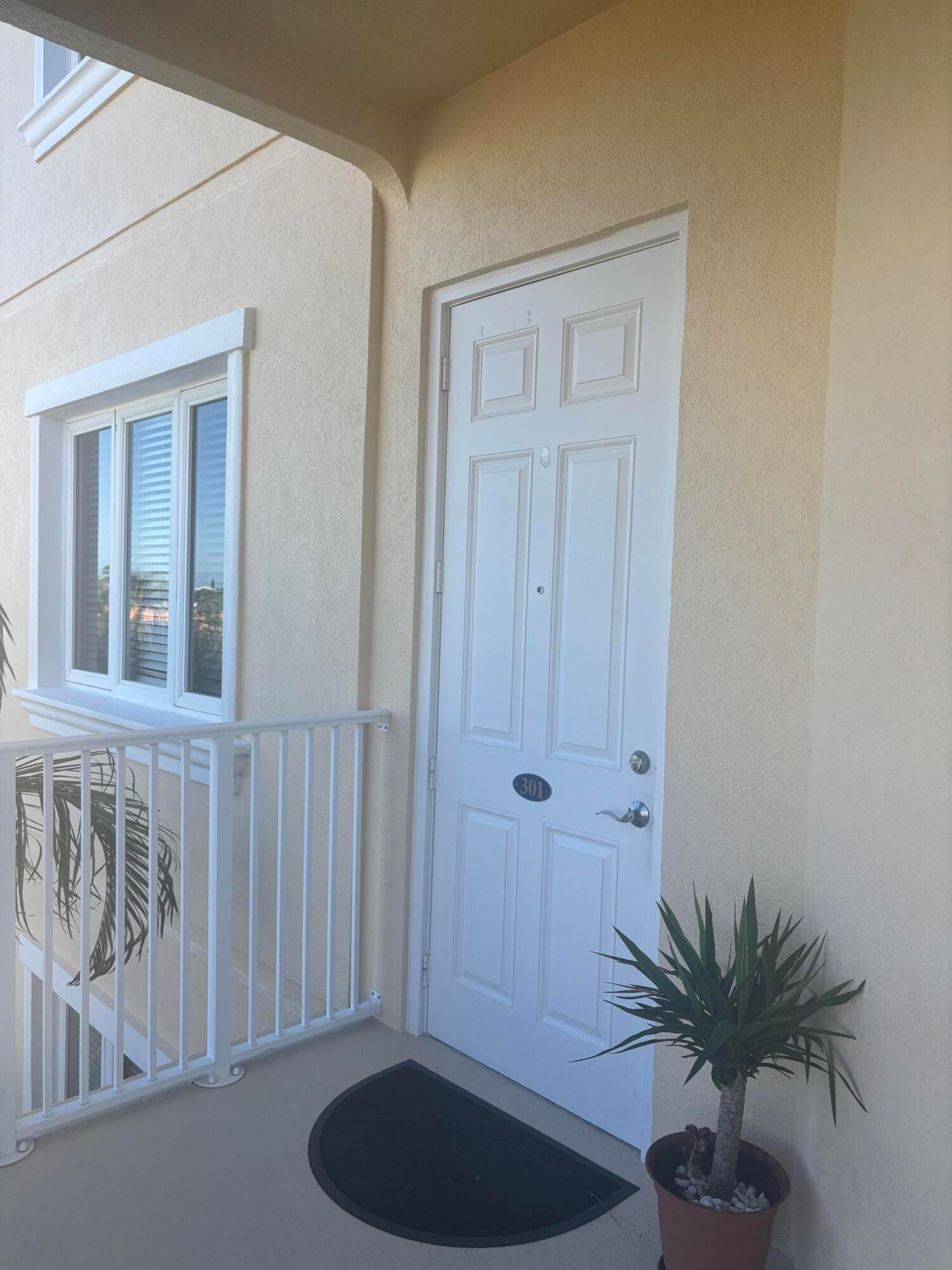 7 Harbour Isle Drive E 301, Fort Pierce, FL 34949 photo 1