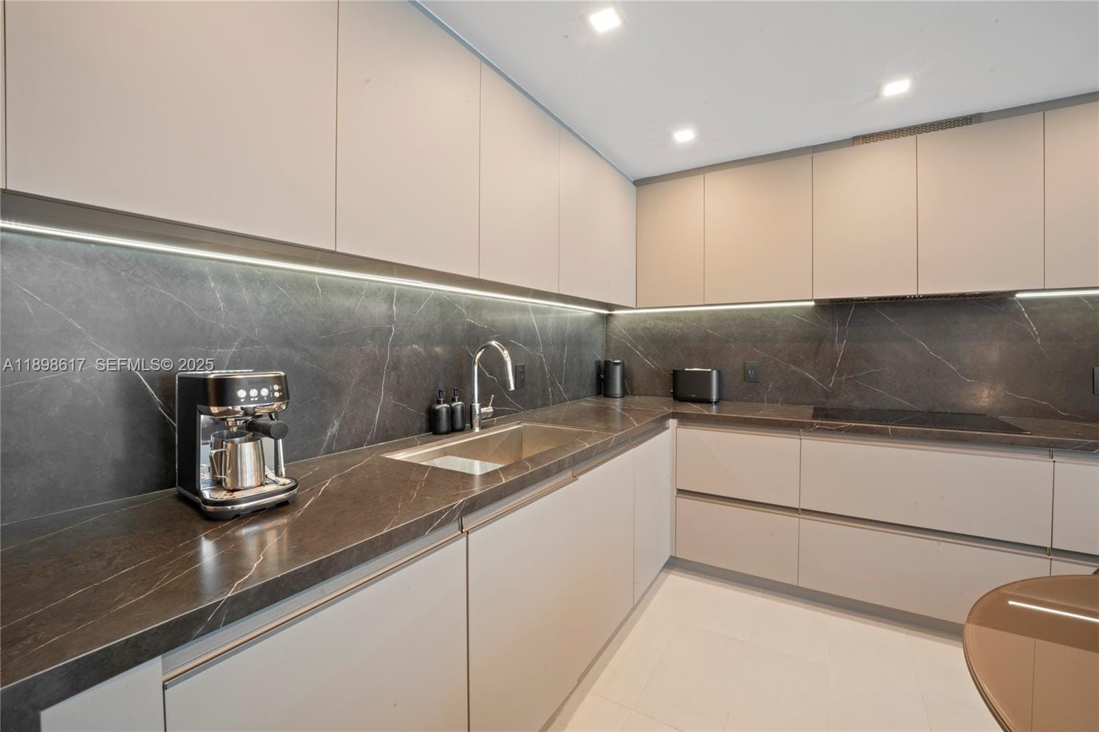 2301 Collins Avenue 1005 — photo 8