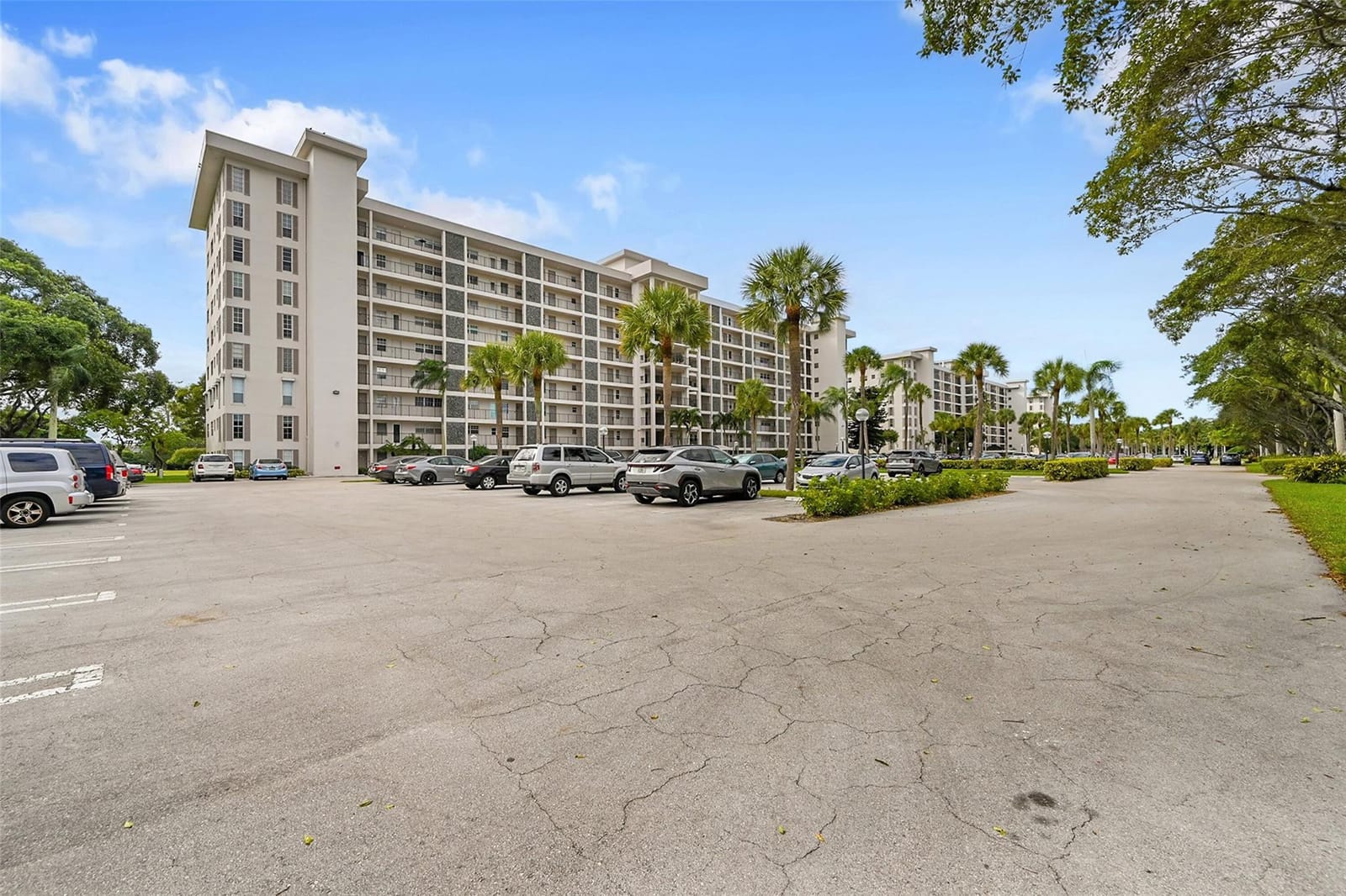 3100 N Palm Aire Drive 606 — photo 2
