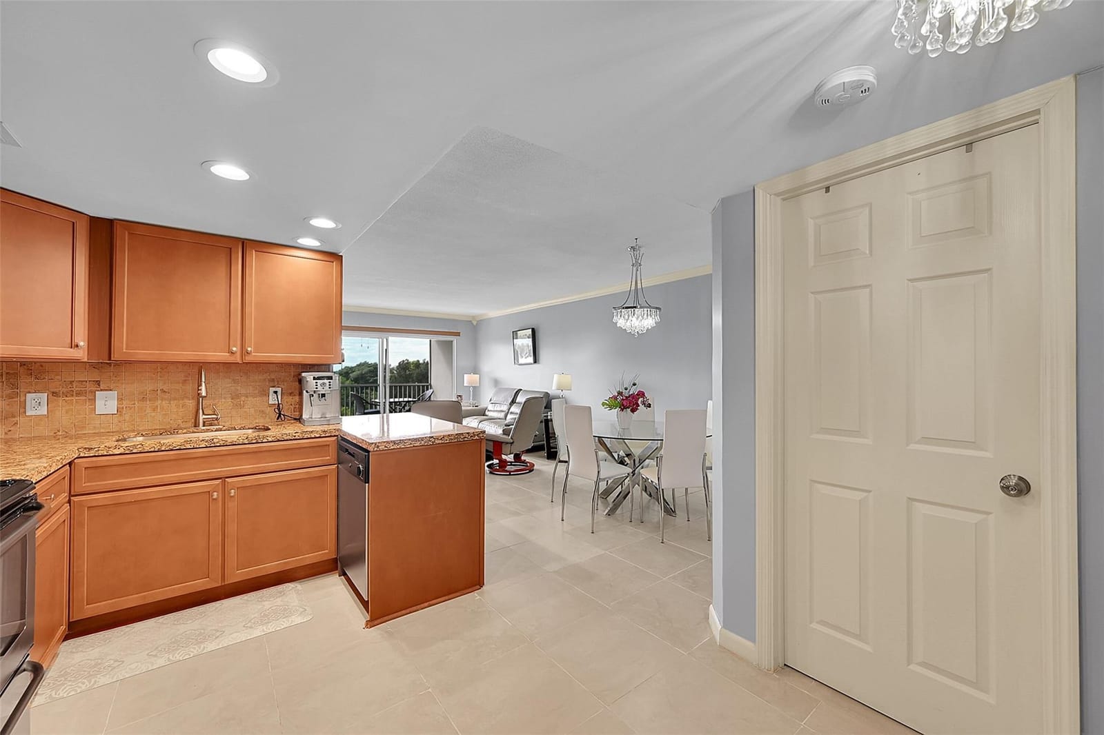 3100 N Palm Aire Drive 606 — photo 7