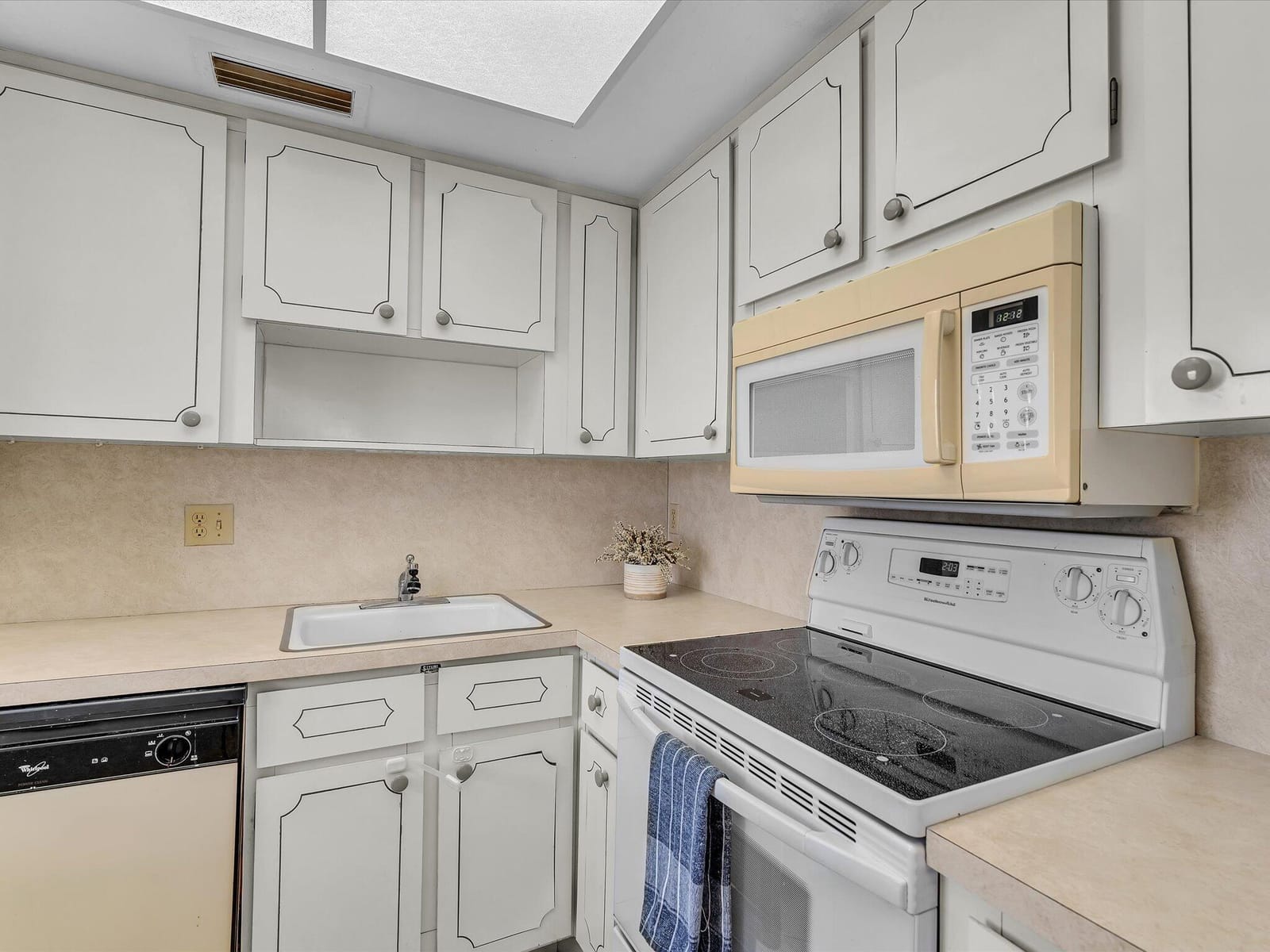 300 NE 20th Street 411 — photo 9