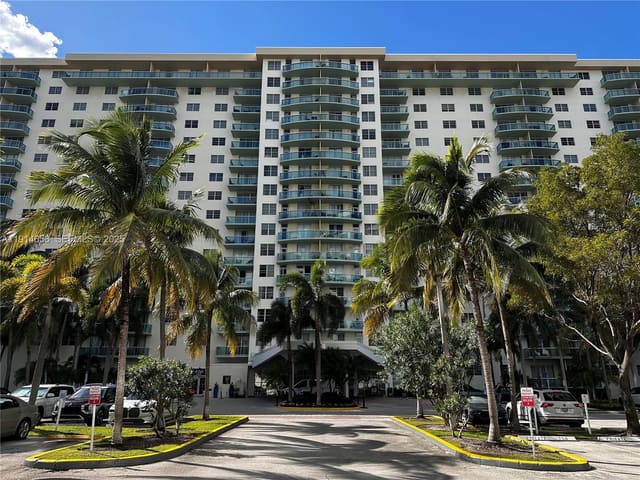 19390 Collins Avenue 704, sold in Oceanview Building A Cond, Sunny Isles Beach, FL