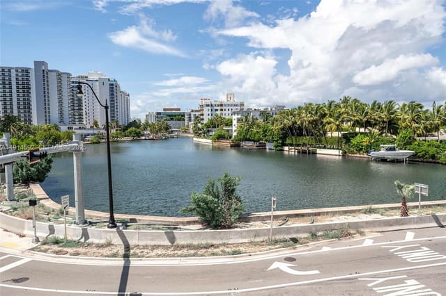 2600 Collins Avenue 308, Lake Beach Club, Miami Beach, FL