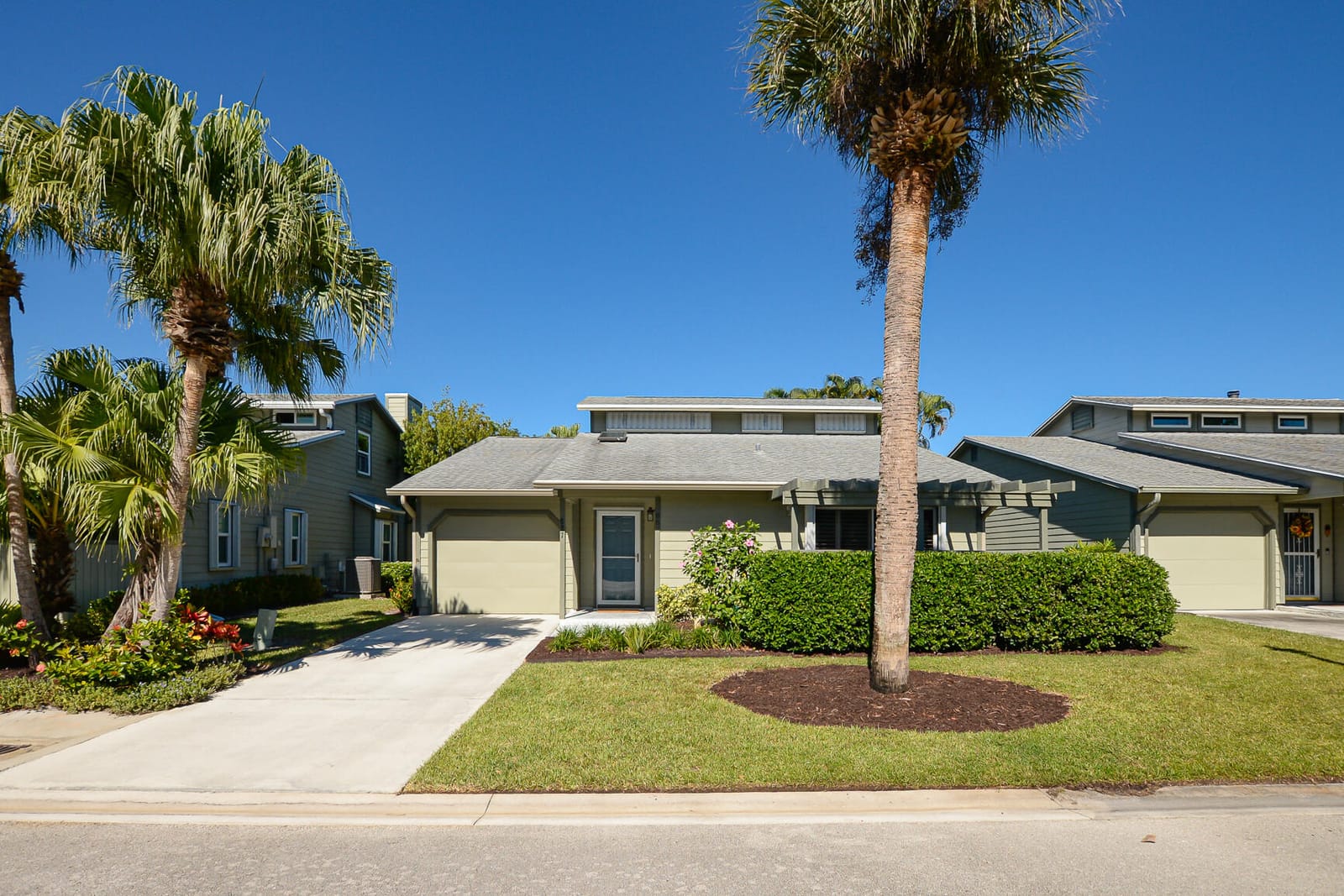 887 NE Dahoon Terrace, Jensen Beach, FL 34957 photo 2