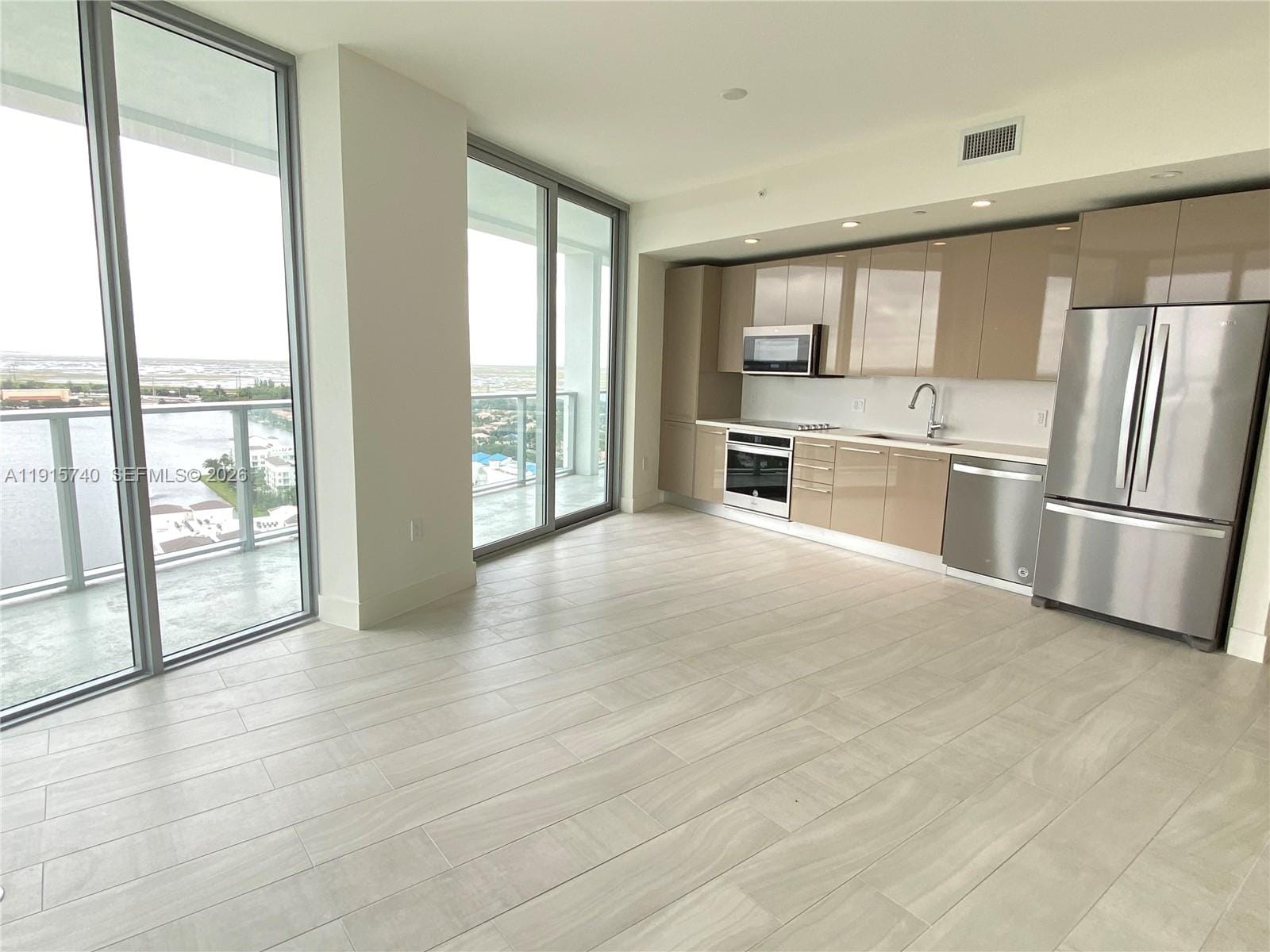 2000 Metropica Way 2104 — photo 2