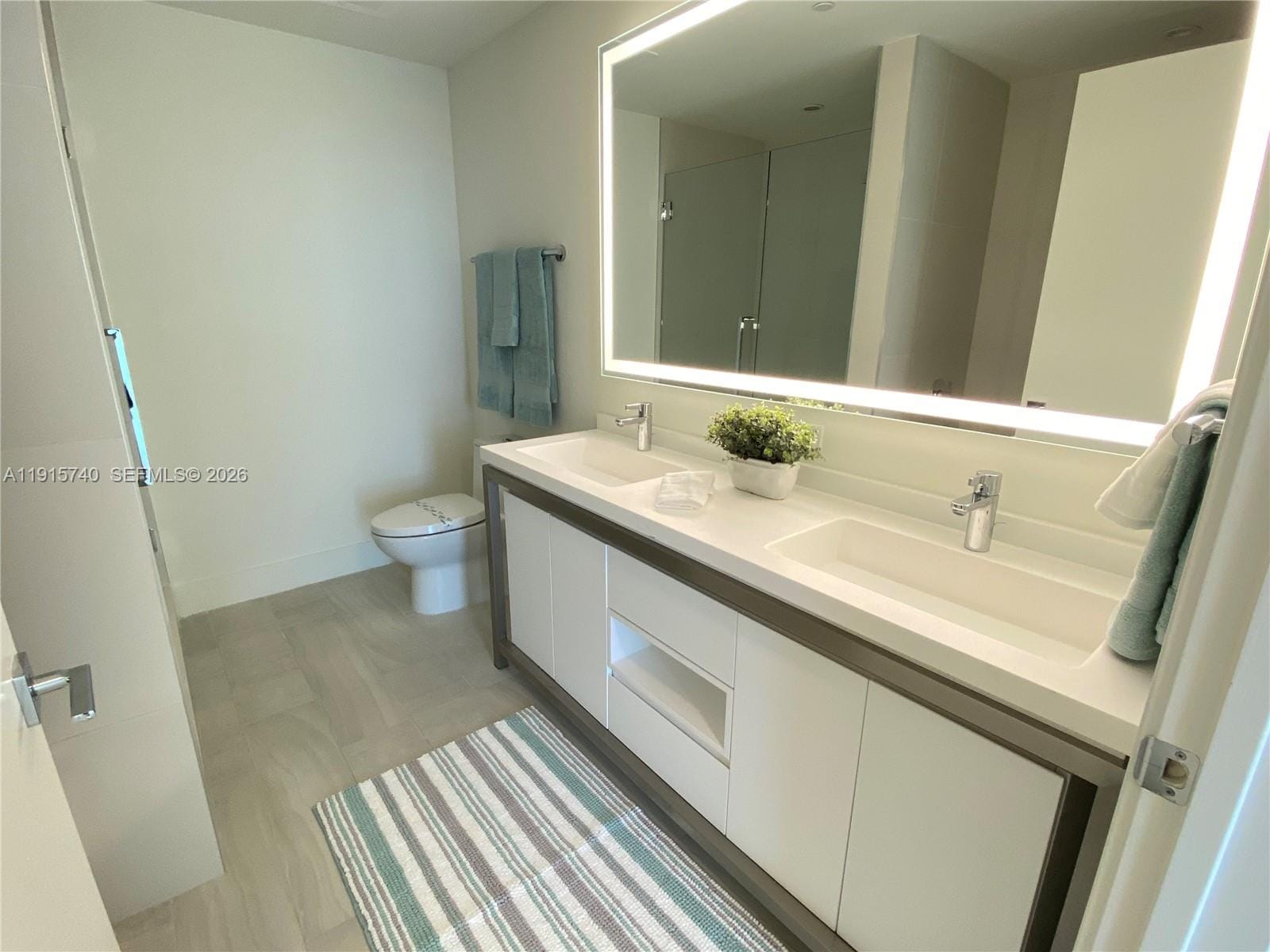 2000 Metropica Way 2104 — photo 9