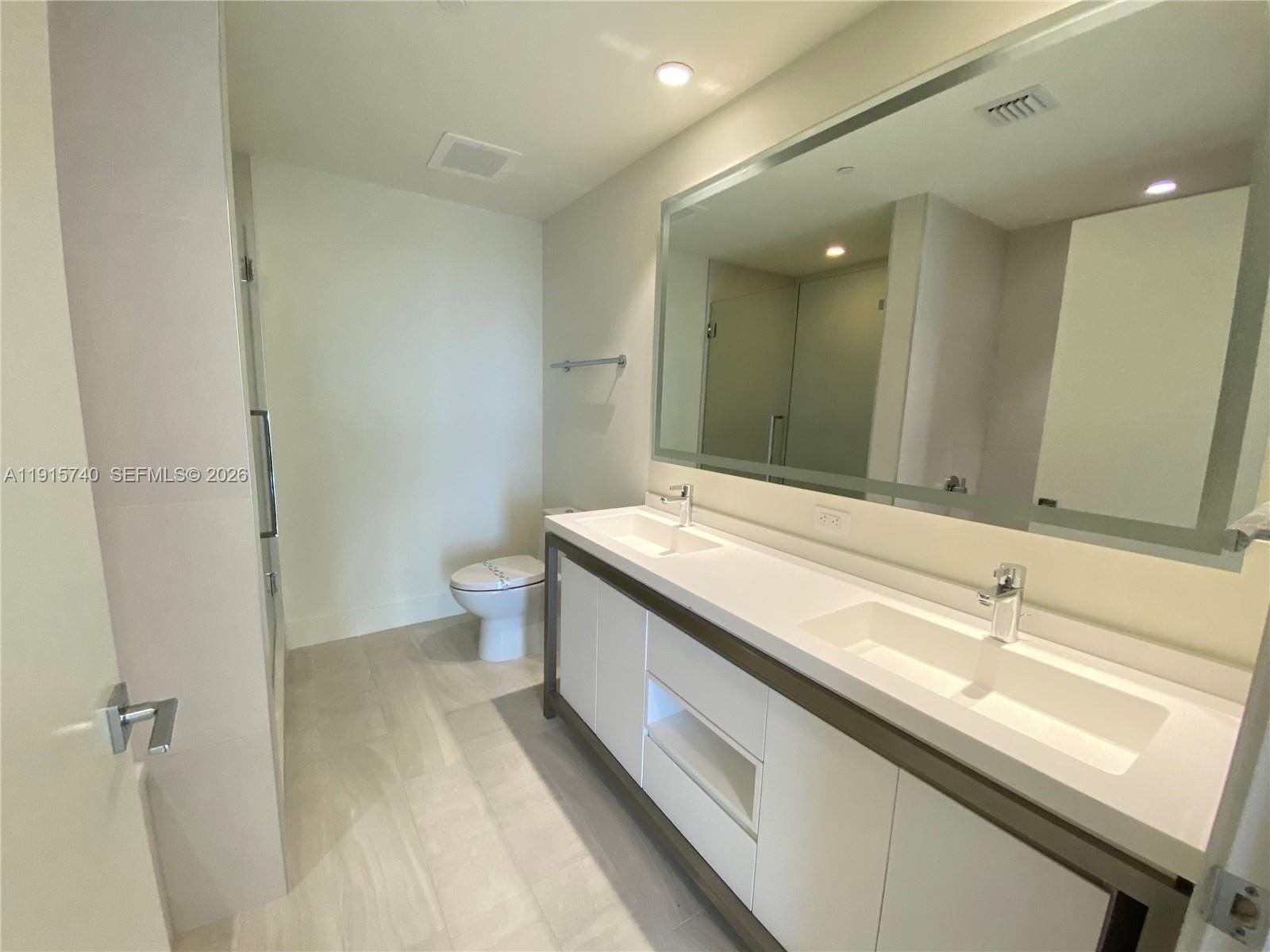 2000 Metropica Way 2104 — photo 10