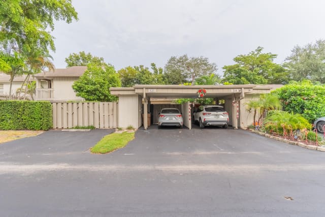 520 Deer Creek Wildwood Lane E, sold in Wildwood Of Deer Creek, Deerfield Beach, FL