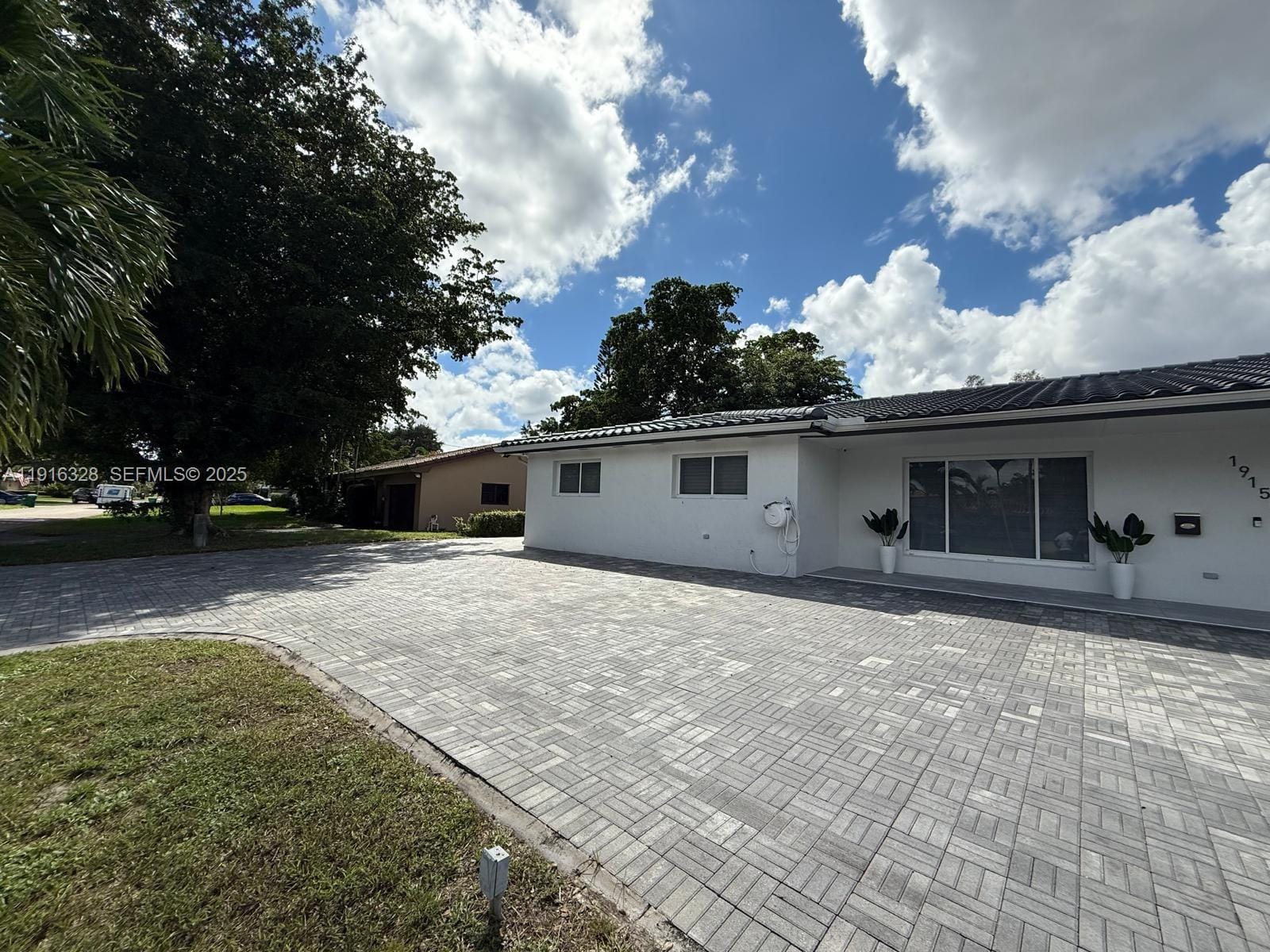 19150 S Saint Andrews Drive, Hialeah, FL 33015 photo 5