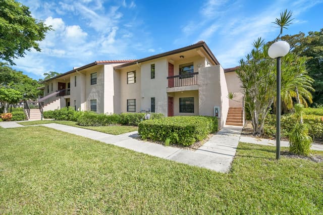 9262 Vista Del Lago H, sold in Pines Of Boca Lago Condo, Boca Raton, FL