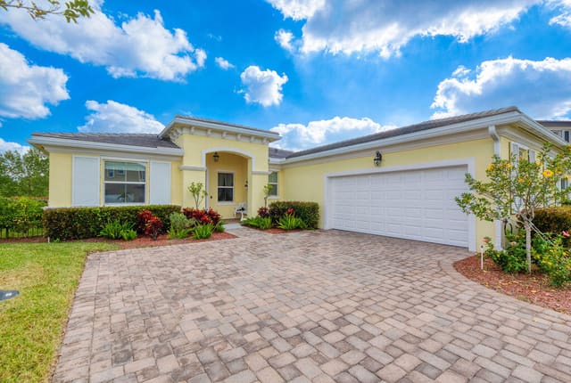 7214 NW Farnsworth Circle, Port St. Lucie, FL 34987