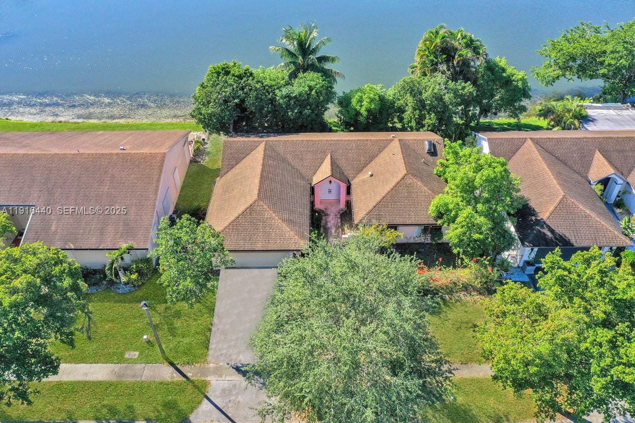 2350 E Lake Miramar Circle, Miramar, FL 33025