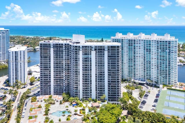 20281 E Country Club Drive 1009, Hamptons West, Aventura, FL