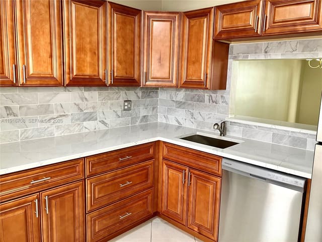 4270 NW 40th Street 103, Garnet, Lauderdale Lakes, FL