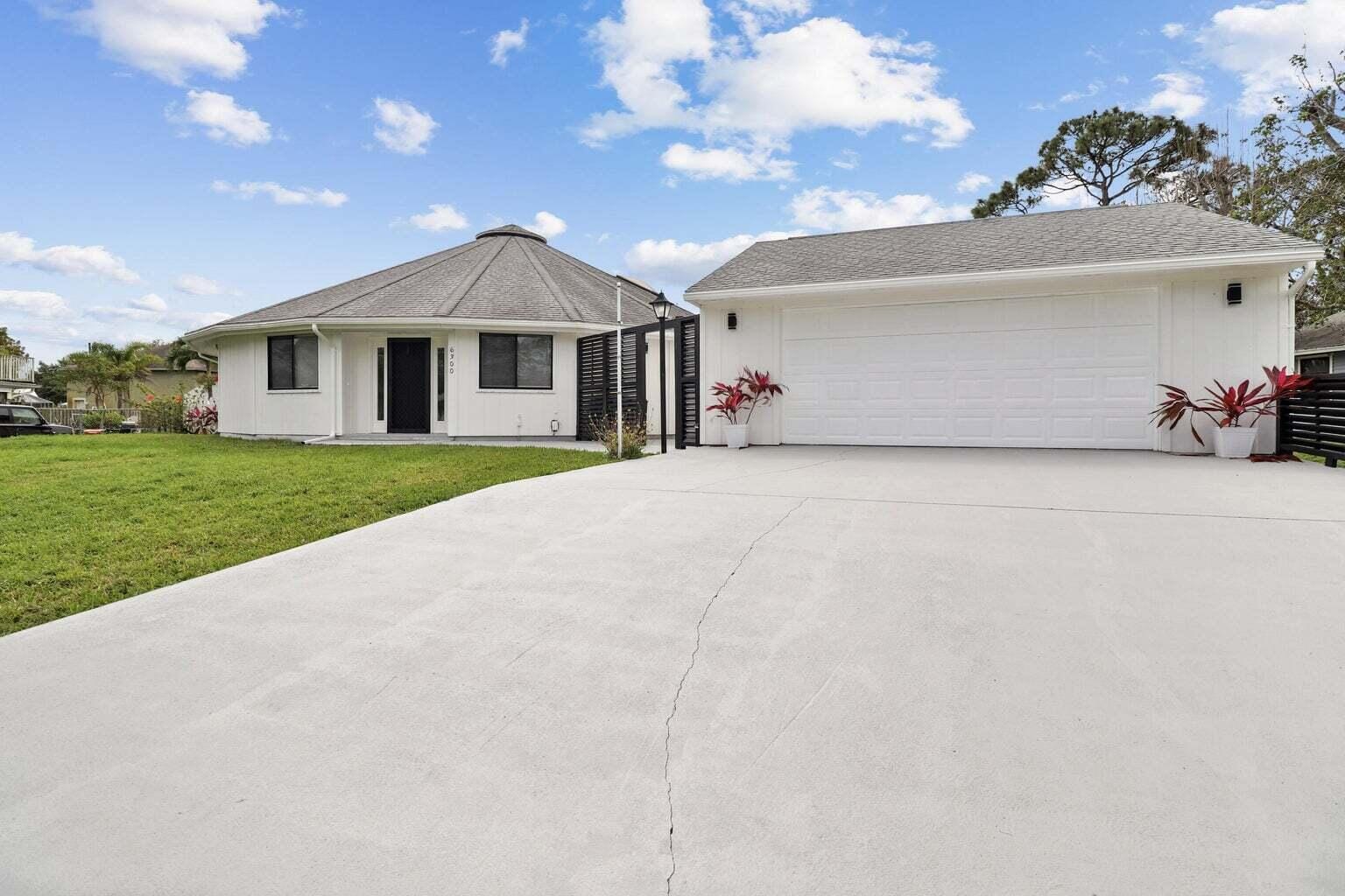 6300 SE Phillips Bend Avenue, Stuart, FL 34997 photo 2