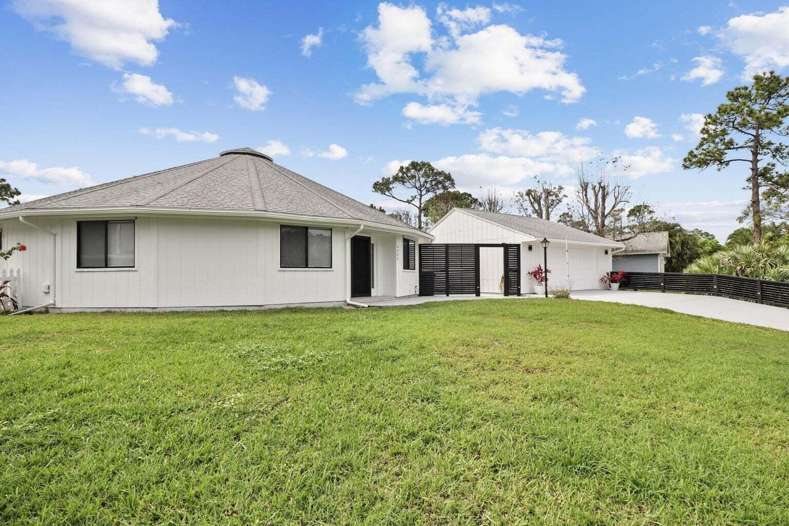 6300 SE Phillips Bend Avenue, Stuart, FL 34997 photo 4