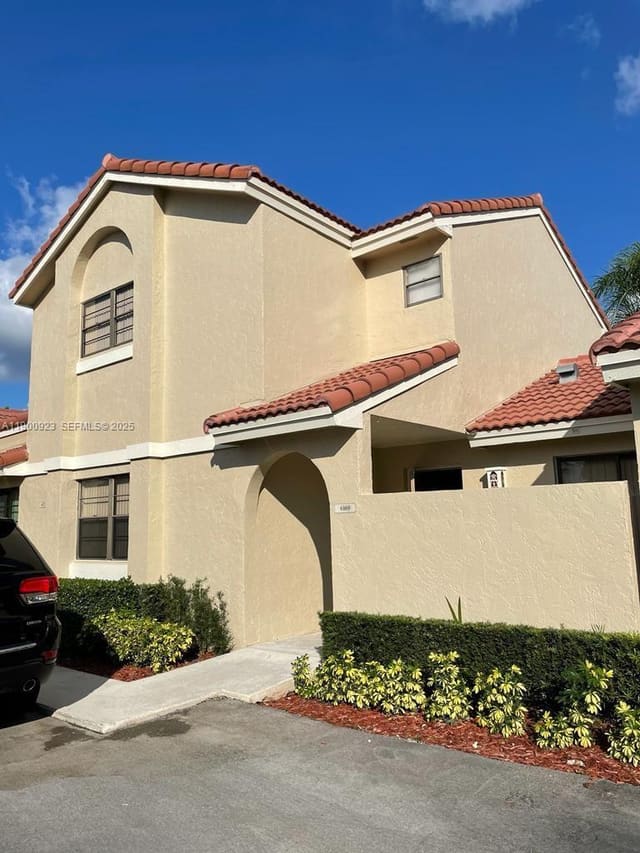 6169 NW 170th Terrace, Hialeah, FL 33015