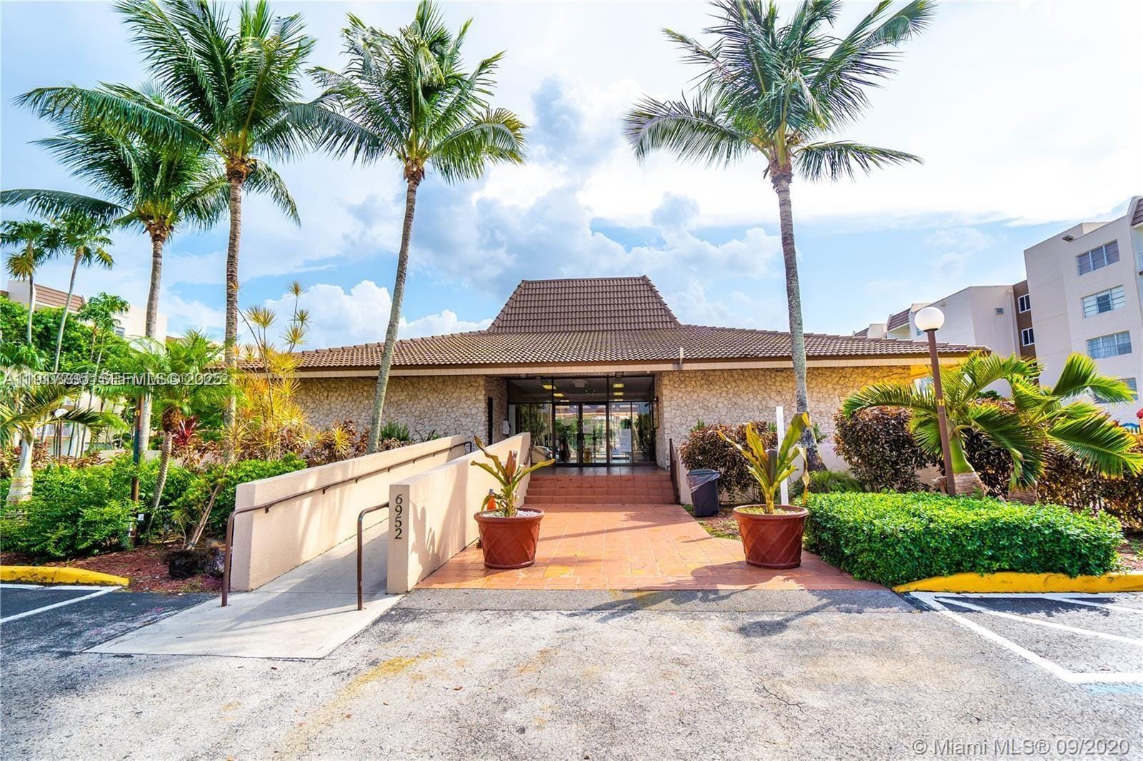 6930 Miami Gardens Drive 1-410 — photo 3