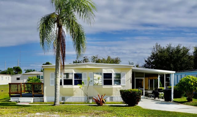 12 Nuestra Calle Lane, Port St. Lucie, FL 34952