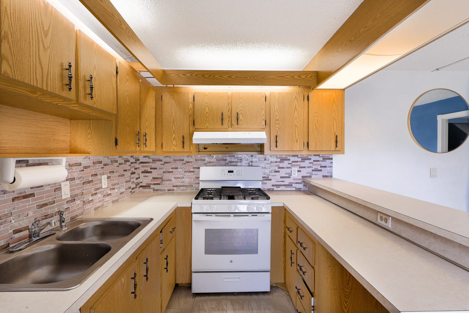 2464 Waterside Drive — photo 8