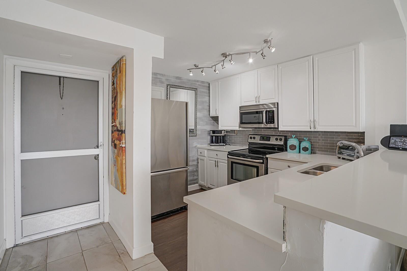 1609 N Riverside Drive 304 — photo 3
